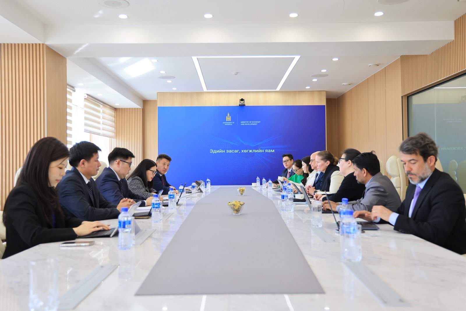 ЭДИЙН ЗАСАГ, ХӨГЖЛИЙН ДЭД САЙД С.ДАВААСҮРЭН ДЭЛХИЙН БАНКНЫ ТӨЛӨӨЛӨГЧДИЙГ ХҮЛЭЭН АВЧ УУЛЗАВ