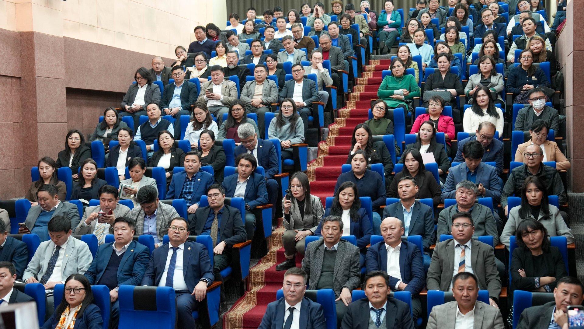 Эрдэмтэн, судлаачдаа дэмжиж ажиллахаа илэрхийлэв