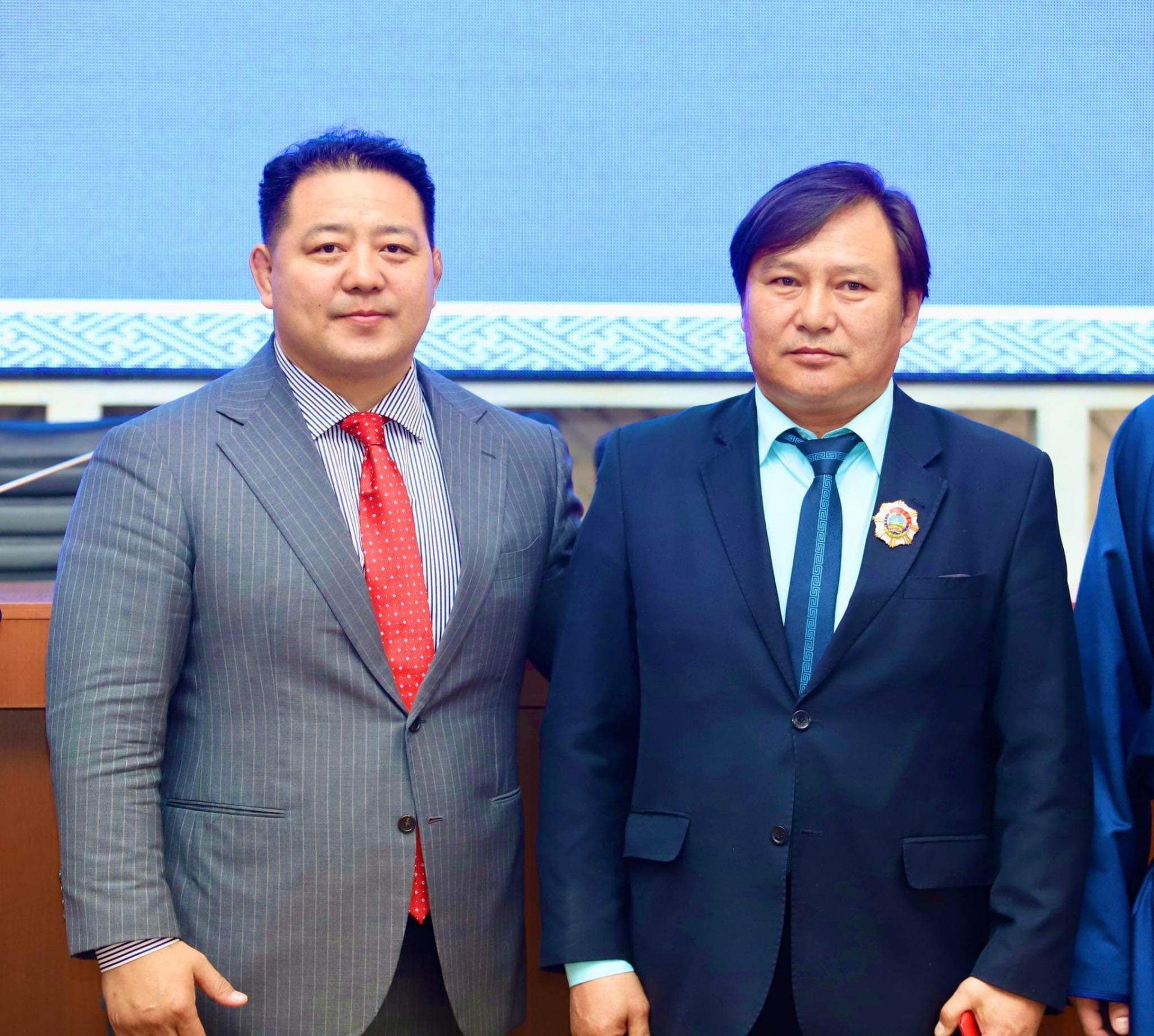 Монгол Улсын Ерөнхийлөгчийн зарлигаар Эрүүл мэндийн салбарын ажилтнууд төрийн дээд одон медалиар шагнагдлаа.