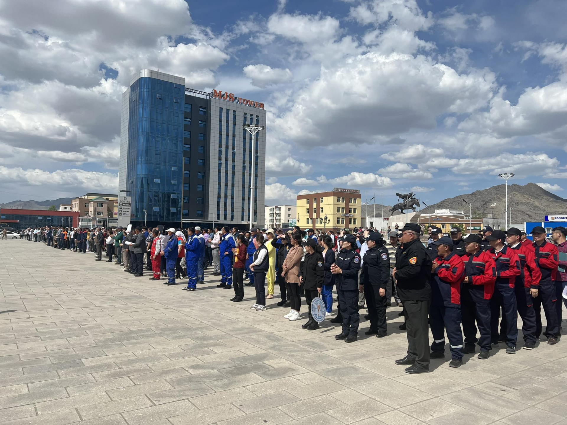 ЗАРЛАН МЭДЭЭЛЛИЙН ДОХИОГООР ИРГЭД, АЛБАН ХААГЧИД АЮУЛГҮЙ ТАЛБАЙД ЦУГЛАРАХ ДАДЛАГА СУРГУУЛИЛТЫГ ХИЙЛЭЭ.