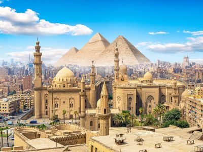 View-of-the-Mosque-Sultan-Hassan-in-Cairo-with-the-Pyramids-of-Giza-in-the-background-Egypt.