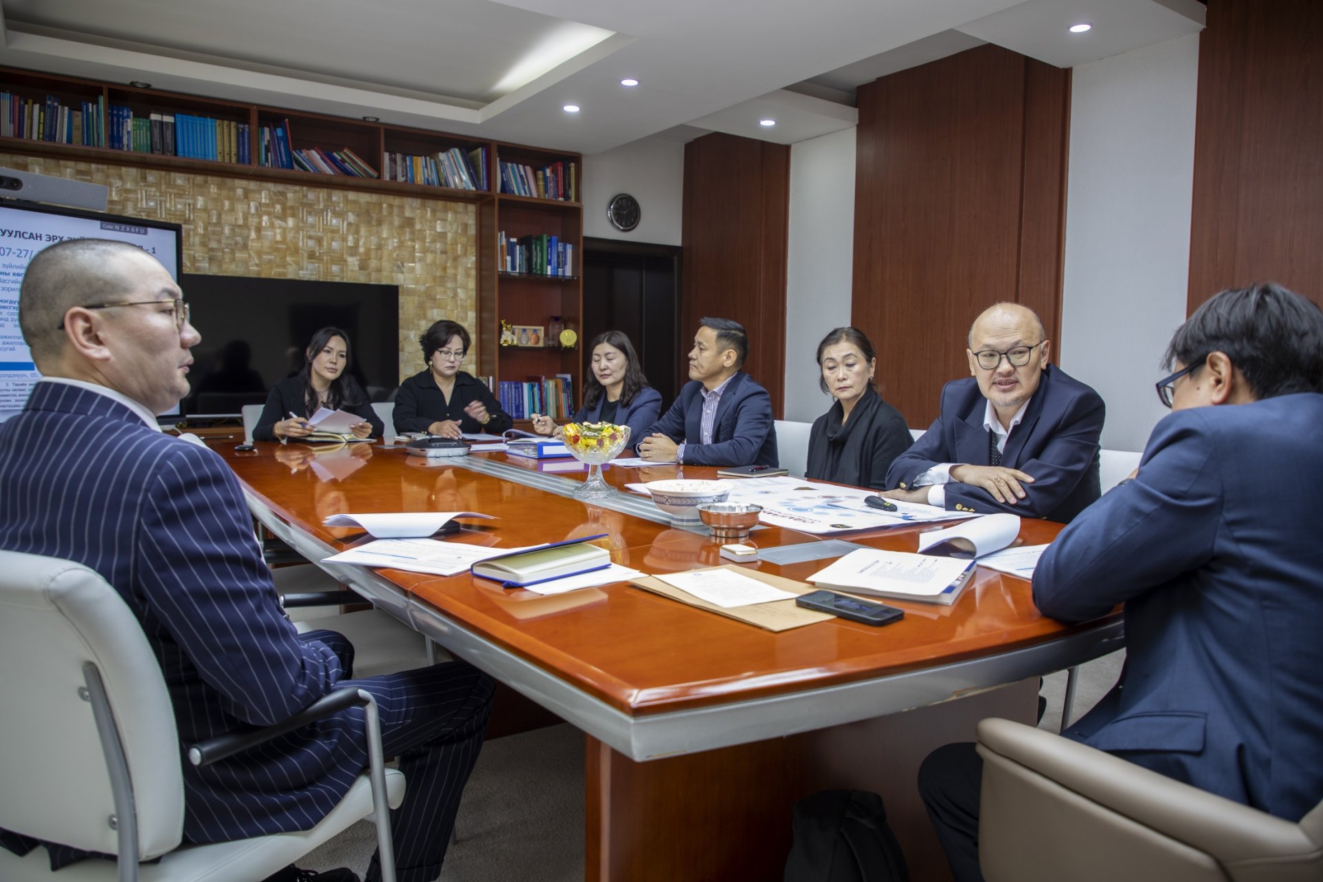 ᠲᠥᠷᠦ ᠶ᠋ᠢᠨ ᠥᠮᠴᠢ ᠶ᠋ᠢᠨ ᠵᠢᠷᠭᠤᠭᠠᠨ ᠶᠡᢈᠡ ᠰᠤᠷᠭᠠᠭᠤᠯᠢ ᠶ᠋ᠢᠨ ᠳᠤᠮᠳᠠ ᠶ᠋ᠢᠨ ᠤᠳᠤᠷᠢᠳᠬᠤ ᠵᠥᠪᠯᠡᠯ ᠦ᠋ᠨ ᠦᠶᠢᠯᠡ ᠠᠵᠢᠯᠯᠠᠭ᠎ᠠ ᠶ᠋ᠢ ᠰᠢᠨᠡᠴᠢᠯᠡᠨ᠎ᠡ