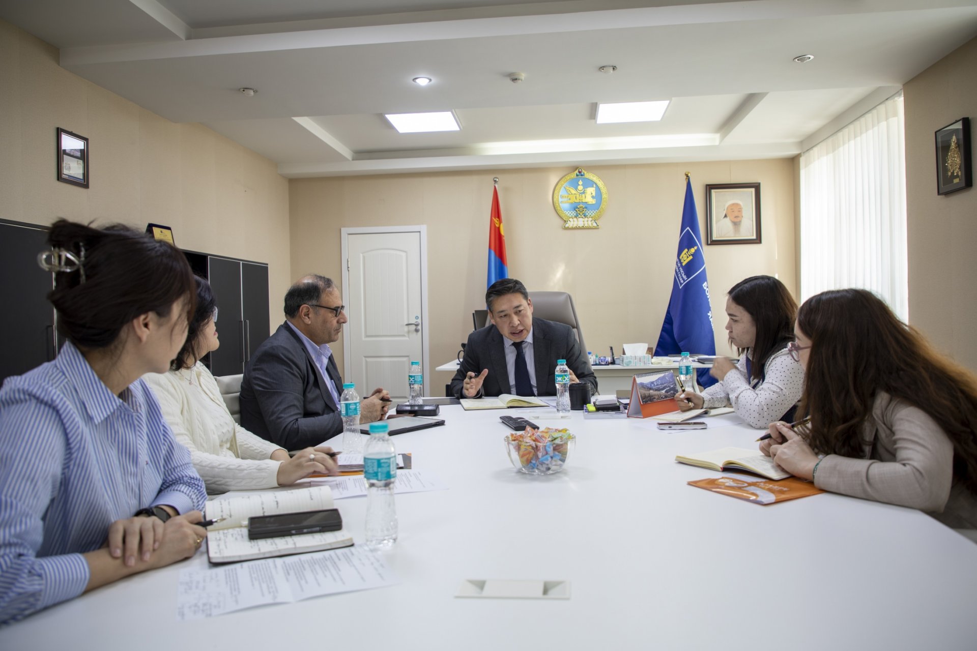 ᠨᠢ‍᠂ ᠦ‍᠂ ᠪᠠ‍ - ᠶ᠋ᠢᠨ ᢈᠦᠮᠦᠨ ᠠᠮᠠ ᠶ᠋ᠢᠨ ᠰᠠᠩ ᠲᠠᠢ ᠒᠐᠒᠕ ᠣᠨ ᠳ᠋ᠤ ᠬᠠᠮᠲᠤᠷᠠᠨ ᢈᠡᠷᠡᢉᠵᠢᢉᠦᠯᢈᠦ ᠦᠶᠢᠯᠡ ᠠᠵᠢᠯᠯᠠᠭᠠᠨ ᠤ᠋ ᠰᠠᠨᠠᠯ ᠰᠣᠯᠢᠯᠴᠠᠪᠠ