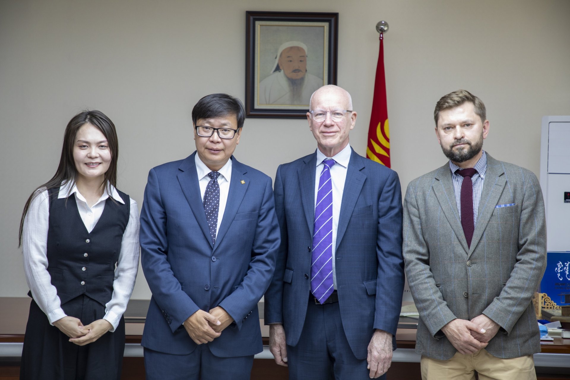 ᠠᠩᢉᠯᠢ ᢈᠡᠯᠡᠨ ᠦ᠋ 《uTalk》 ᠴᠠᢈᠢᠮ ᠫᠯᠠᠲ᠋ᠹᠤᠷᠮ ᠤ᠋ᠨ ᠲᠥᠰᠦᠯ ᠲᠡᠢ ᠬᠠᠮᠲᠤᠷᠠᠨ ᠠᠵᠢᠯᠯᠠᠨ᠎ᠠ