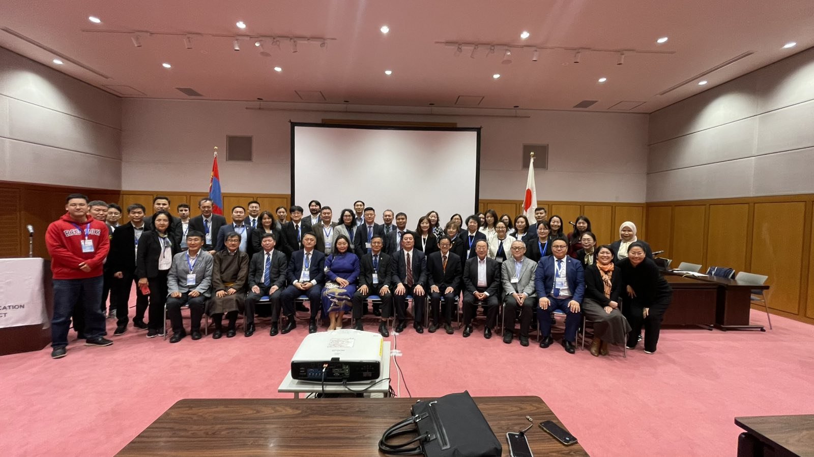 《ᠬᠠᠮᠲᠤᠷᠠᠭᠰᠠᠨ ᠰᠤᠳᠤᠯᠭ᠎ᠠ ᠆ ᠪᠢᠽᠢᠨᠧᠰ ᠲᠦᠩᠰᠢᠯᠡᠯ ᠒᠐᠒᠔》ᠰᠧᠮᠢᠨᠠᠷ ᠪᠣᠯᠤᠯ ᠠ