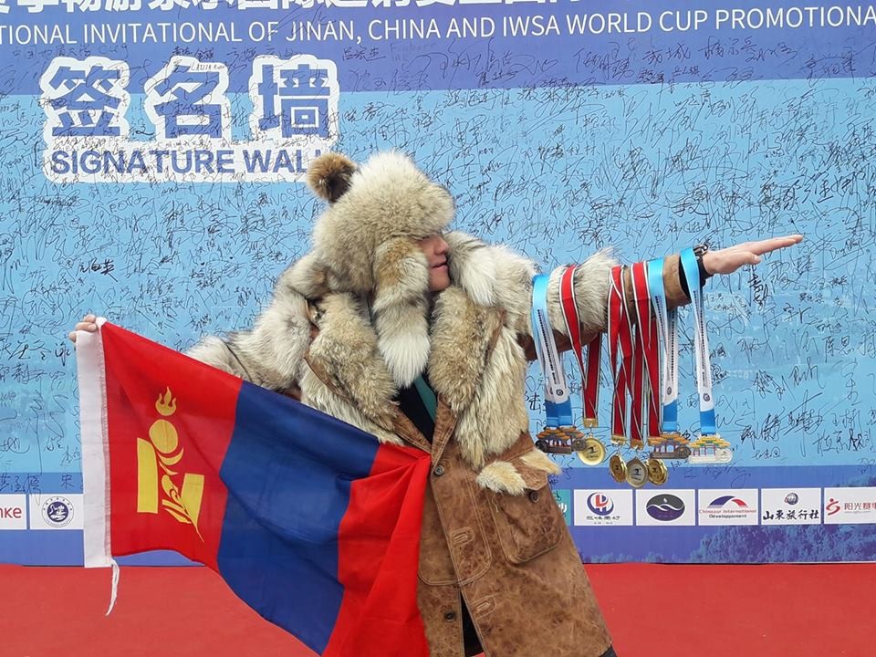 Монголд байхгүй спортын төрлөөр дэлхийд данслагдсан Дэлхийн цомын хошой аварга Ш.Даваадорж дахин дэлхийн хэмжээний амжилт гаргаж эх орондоо ирлээ