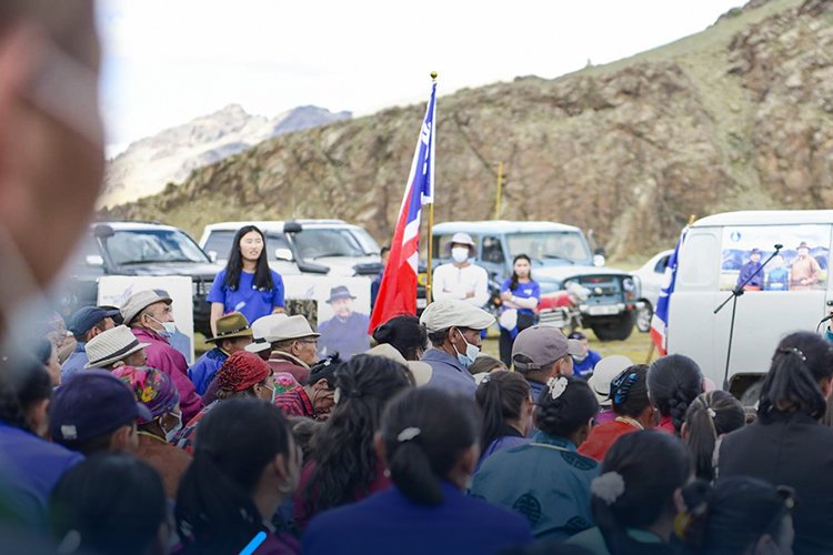 Баянхонгор аймаг: Монгол Улсын гавьяат багш АН-ыг төлөөлж, дунд сургуулийн хүүхдүүдэд мөнгө тараажээ