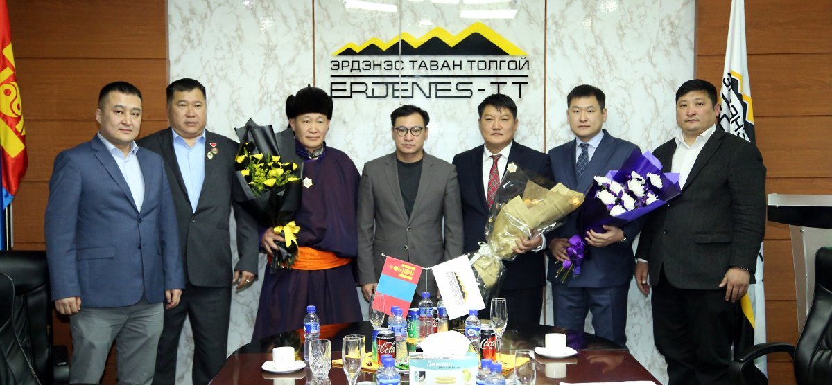 Компанийн ажилтнууд төрийн одон медалиар шагнууллаа