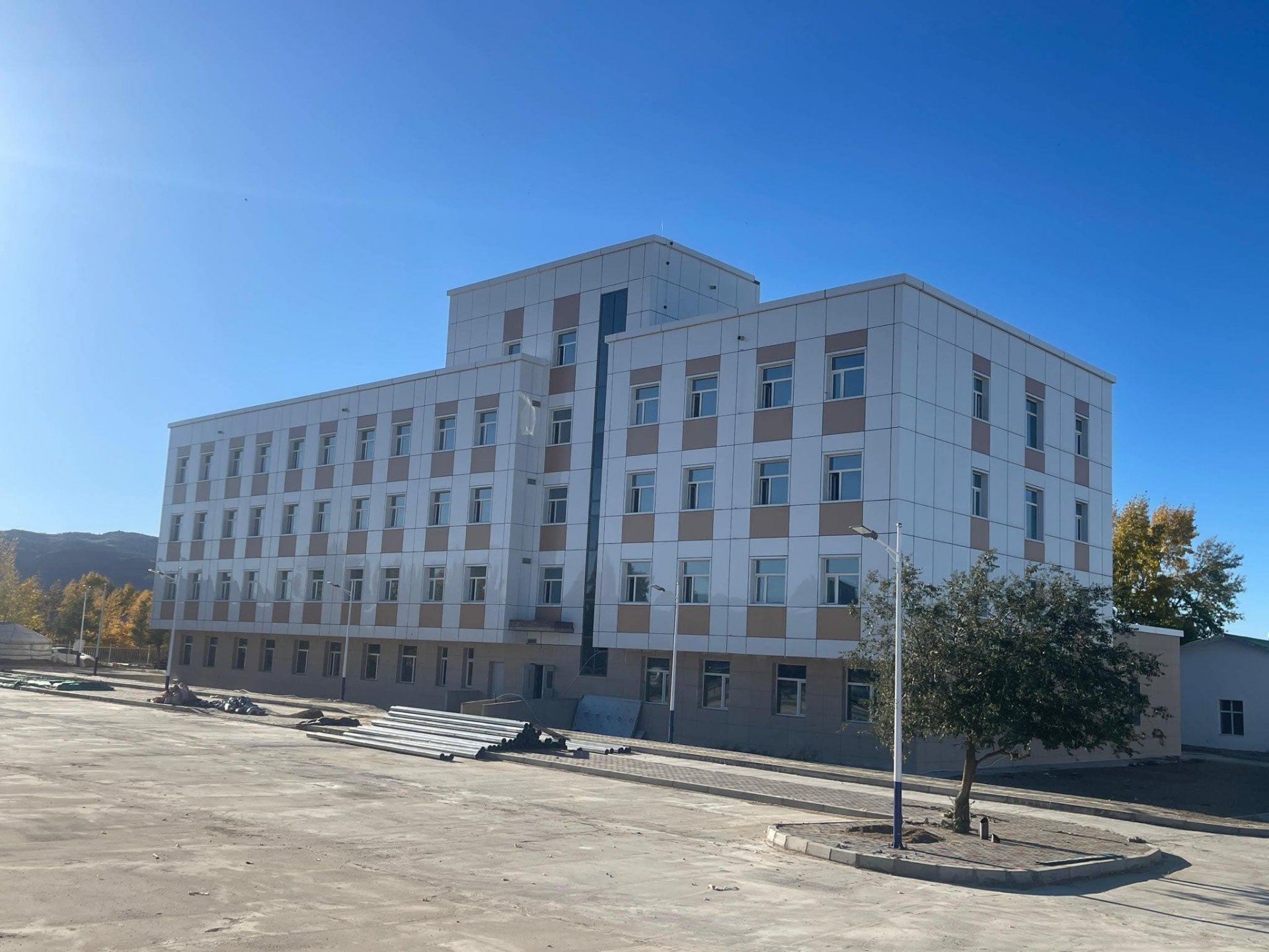 Шинэ эмнэлэгтээ нүүж орсонтой холбоотойгоор цахим бүртгэлийн үйлчилгээ маань шинэ байрнаасаа цаг олгож эхлэнэ. 