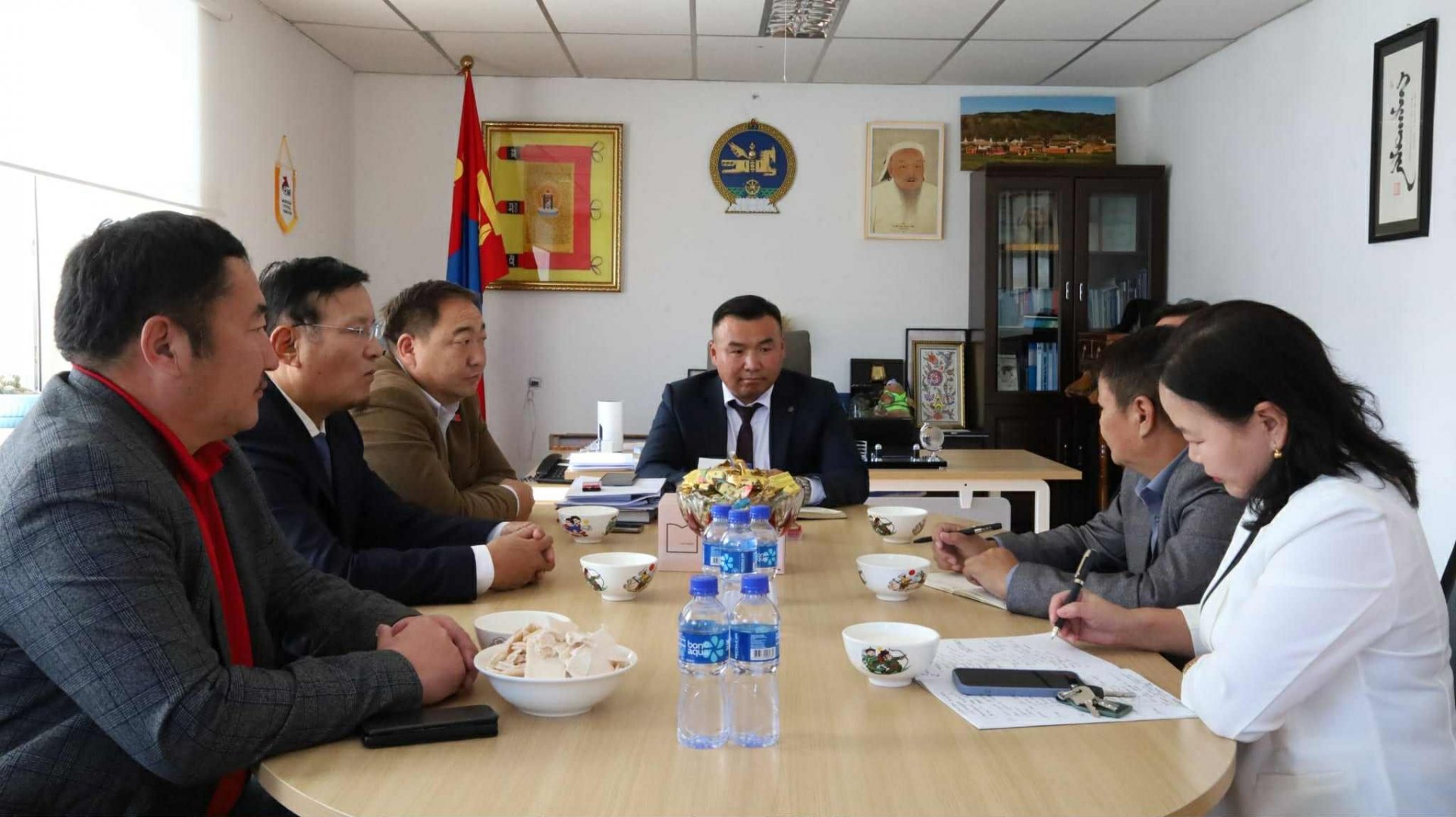 Хархорин сумынхаа үе үеийн Засаг дарга нарыг хүлээн авч уулзлаа.