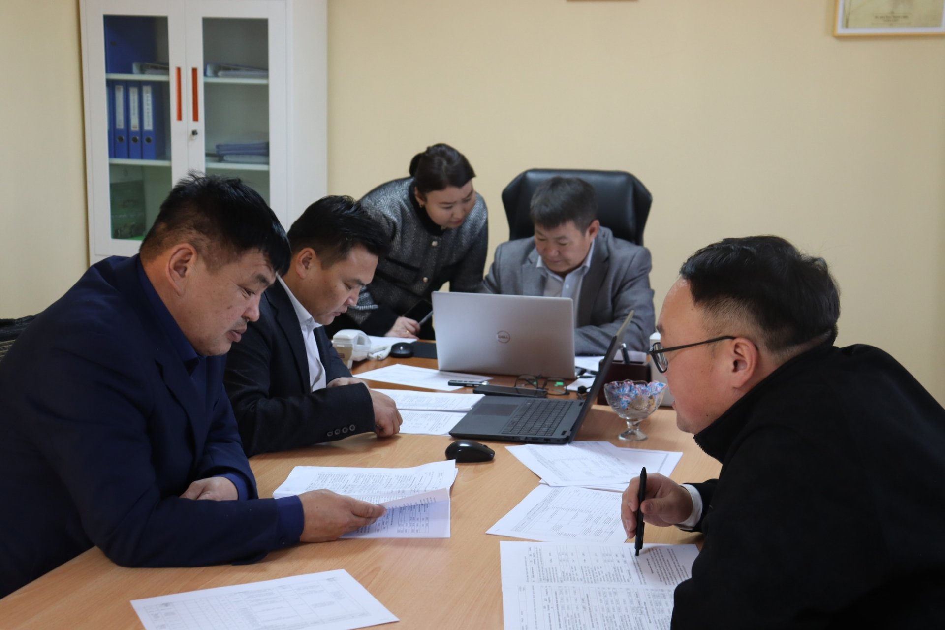 Төсөв, эдийн засгийн бодлого зохицуулалтын хороо ажиллаж байна. 