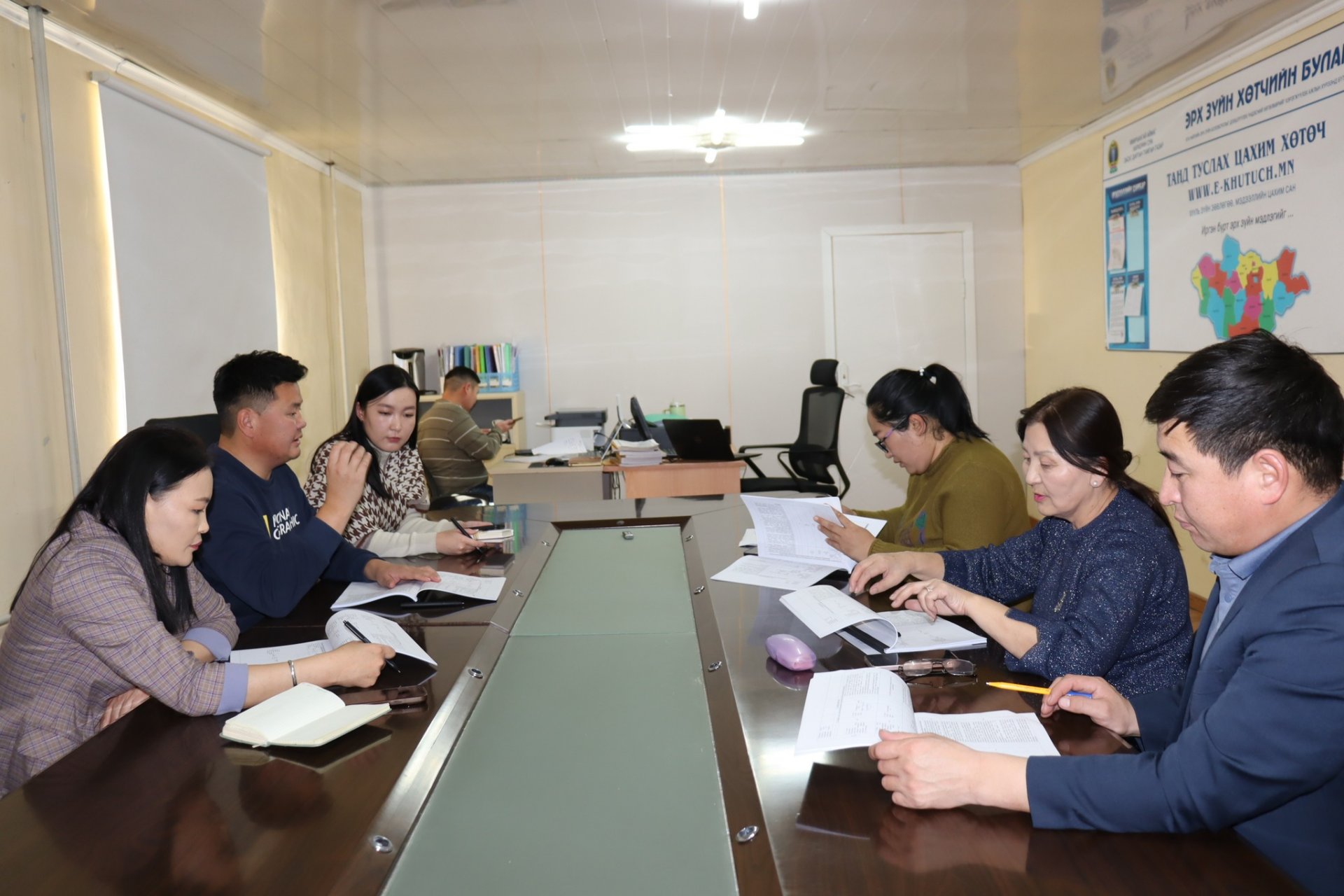 Нутгийн удирдлага, эрх зүйн бодлого зохицуулалтын хороо болон хөрөнгө оруулалт, төлөвлөлт, хөгжлийн бодлого зохицуулалтын хороод ажиллаж байна.  