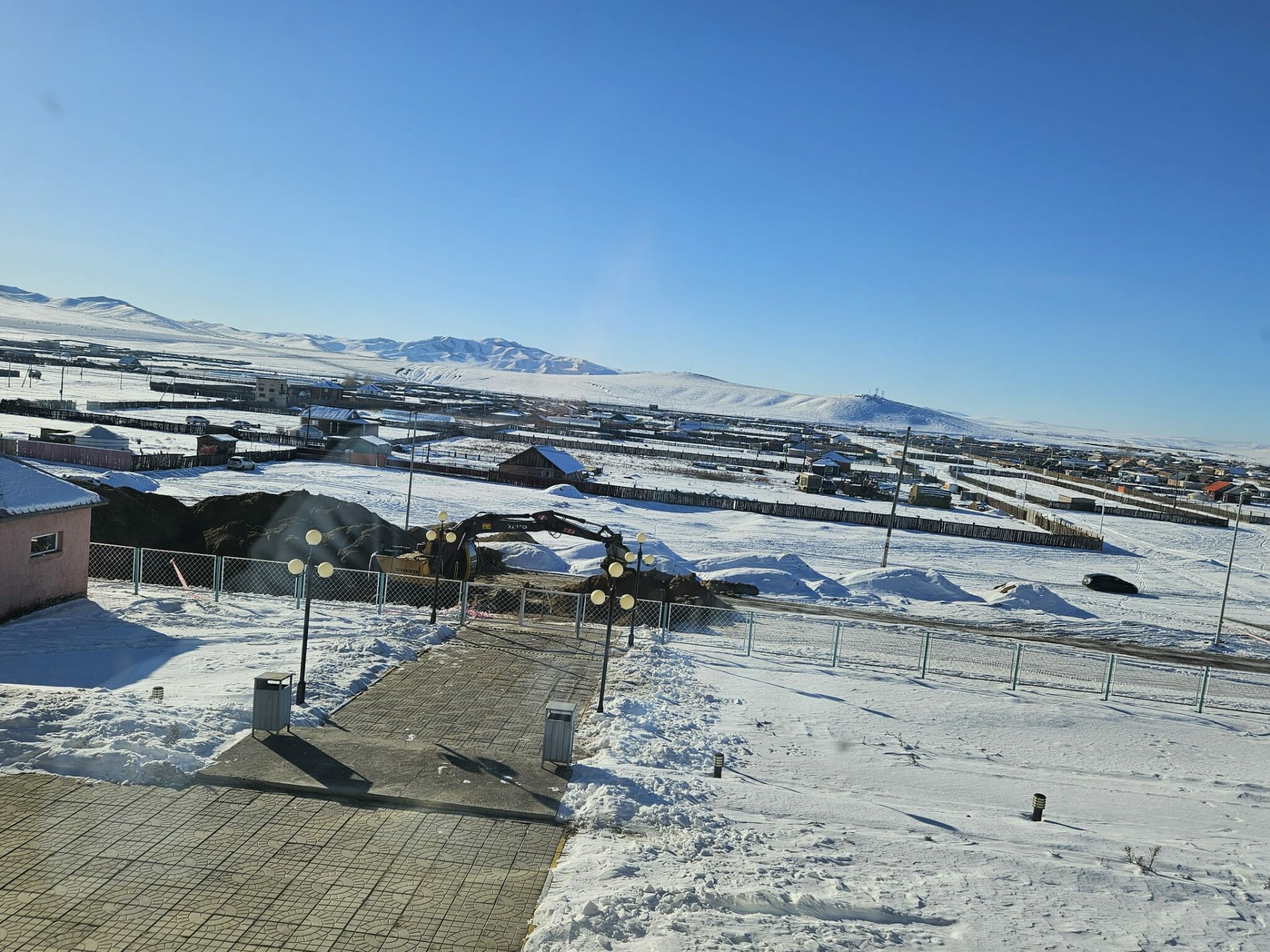 Мандал сумын Хэрх тосгоны ЭМТ-д Нэгдсэн үндэсний байгууллагын хүүхдийн сангийн дэмжлэгтэй цэвэрлэх байгууламж суурилуулах ажил хийгдэж байна.