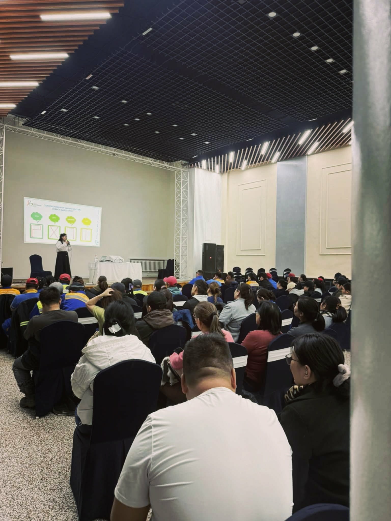 Сэлэнгэ аймгийн ЭМГ-н Хяналт шалгалтын хэлтсээс эрүүл ахуй, халдвар хамгааллын чиглэлээр танхимын сургалтыг үе шаттайгаар зохион байгуулж эхэллээ. 