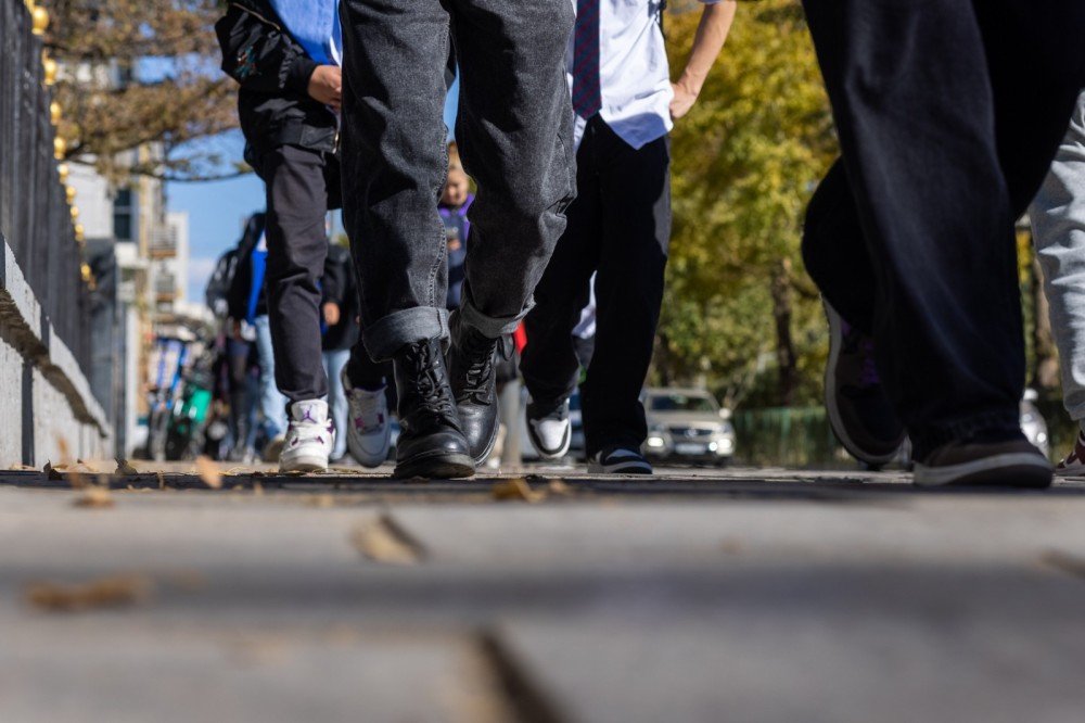 Хотын гудамжаар яваа хүний хөл доор юу байдаг вэ?