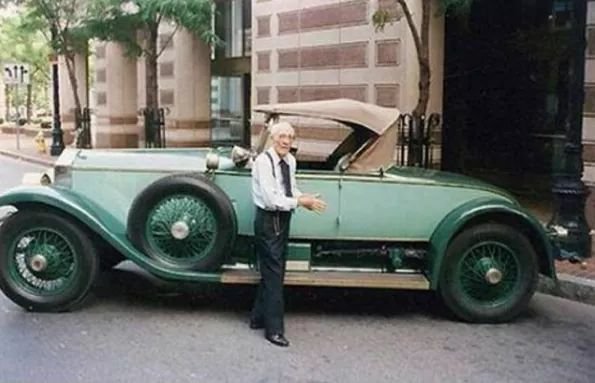 82 жил нөхөрлөсөн Rolls Royce