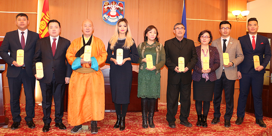 Дуучин Б.Халиун, жүжигчин Б.Навчаа нар хүүхдийн элч боллоо