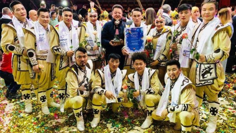 Манай циркчид алтан цом хүртлээ