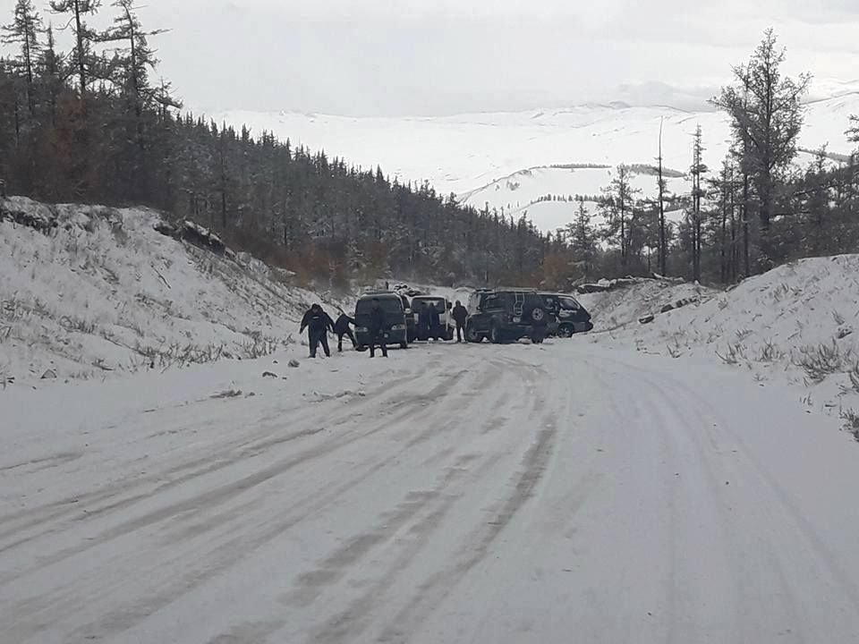 Монголын өсвөрийн тамирчдын сууж явсан автобус осолджээ