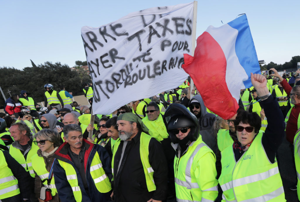 Францын засгийн газар шатахууны татварын өсөлтийг зургаан сараар хойшлуулжээ