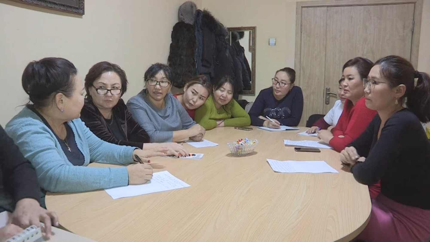 300 мянган төгрөгөөс ӨЭМТ-ийн эмч, ажилчдыг хассан  явдлыг тэд эсэргүүцэж байна 