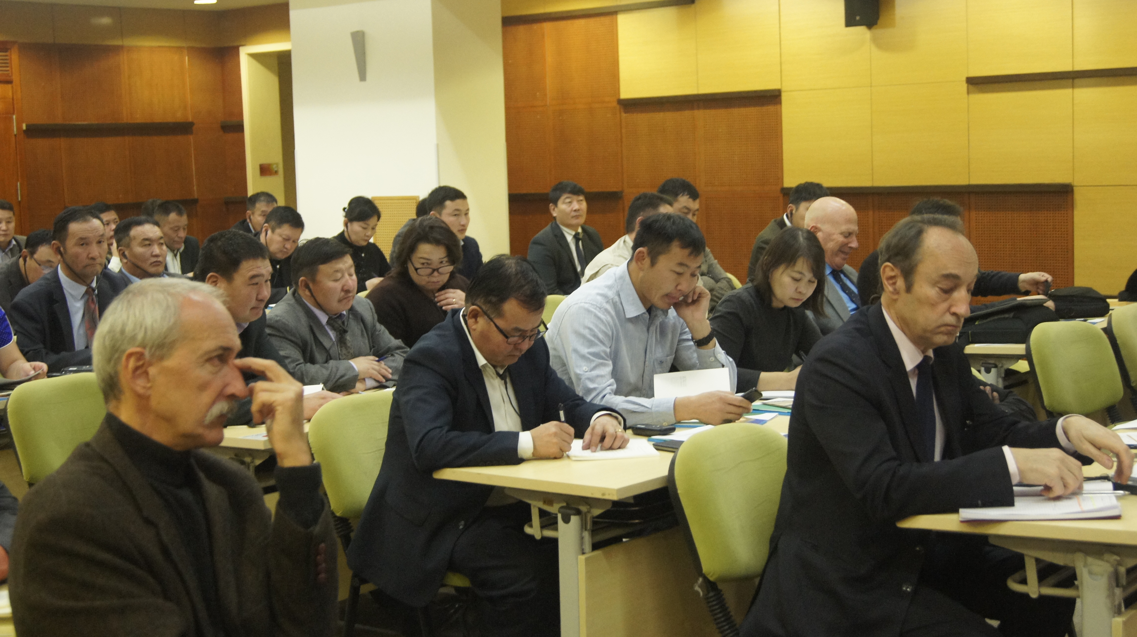 Зэрлэг амьтдыг мялзан өвчнөөс хамгаалах асуудлыг хэлэлцэж байна