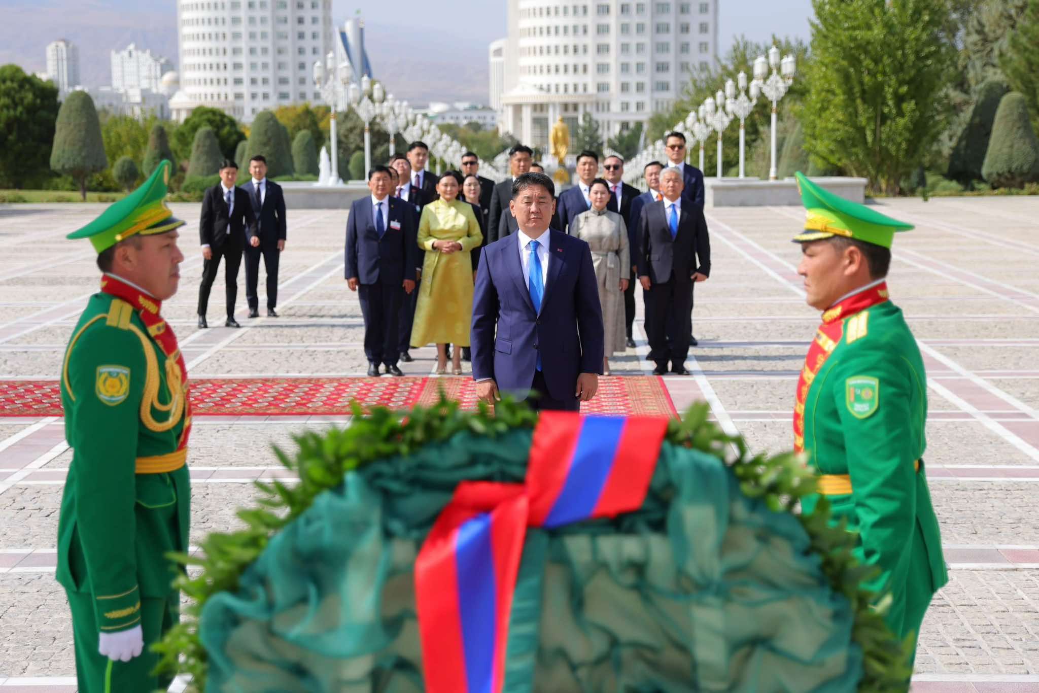 Монгол Улсын Ерөнхийлөгч У.Хүрэлсүх Туркменистаны Тусгаар тогтнолын хөшөөнд цэцэг өргөж, мод тарилаа