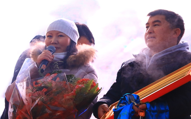 Гурван ихэр хүүхэд төрүүлсэн хоёр айлд орон сууц олгожээ