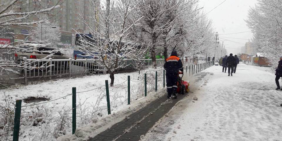 Нийтийн эзэмшлийн зам талбайн цасыг цэвэрлэж байна