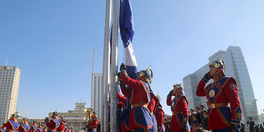 Төрийн болон Нийслэлийн далбааг мандууллаа