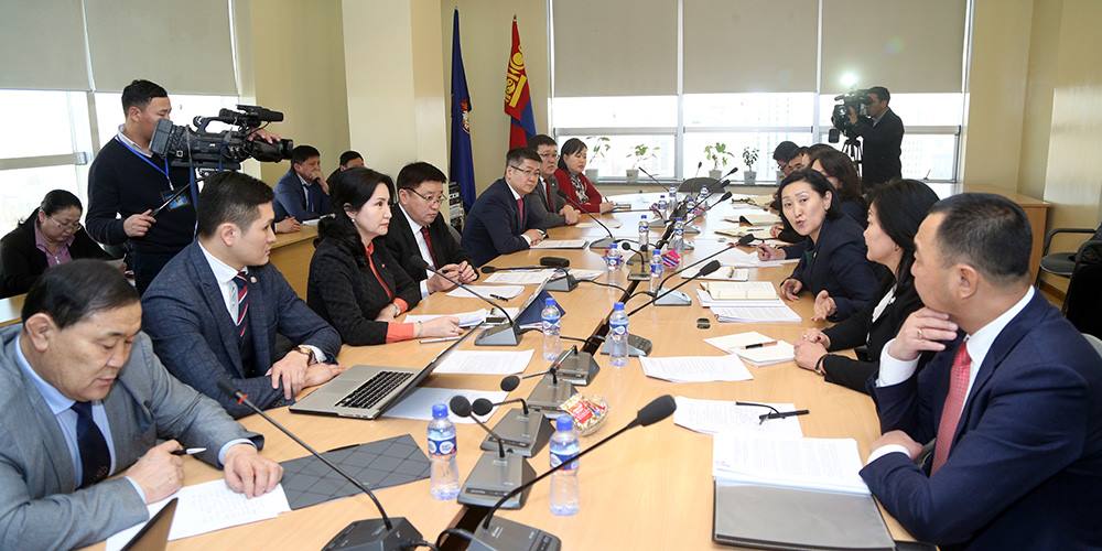 Хотын дарга БСШУ-ны сайдтай боловсрол, соёл, спортын салбарт тулгамдаж байгаа асуудлаар санал солилцлоо