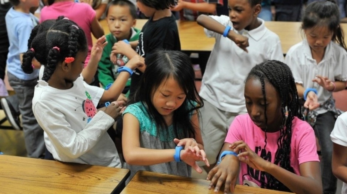 Герман улс хүүхдэд зүүлгэсэн ухаалаг цагийг хурааж, устгахыг шаардлаа