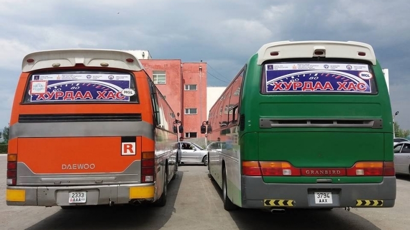 Хөвсгөлийн замд явсан автобус осолдож, хоёр хүн гэмтжээ