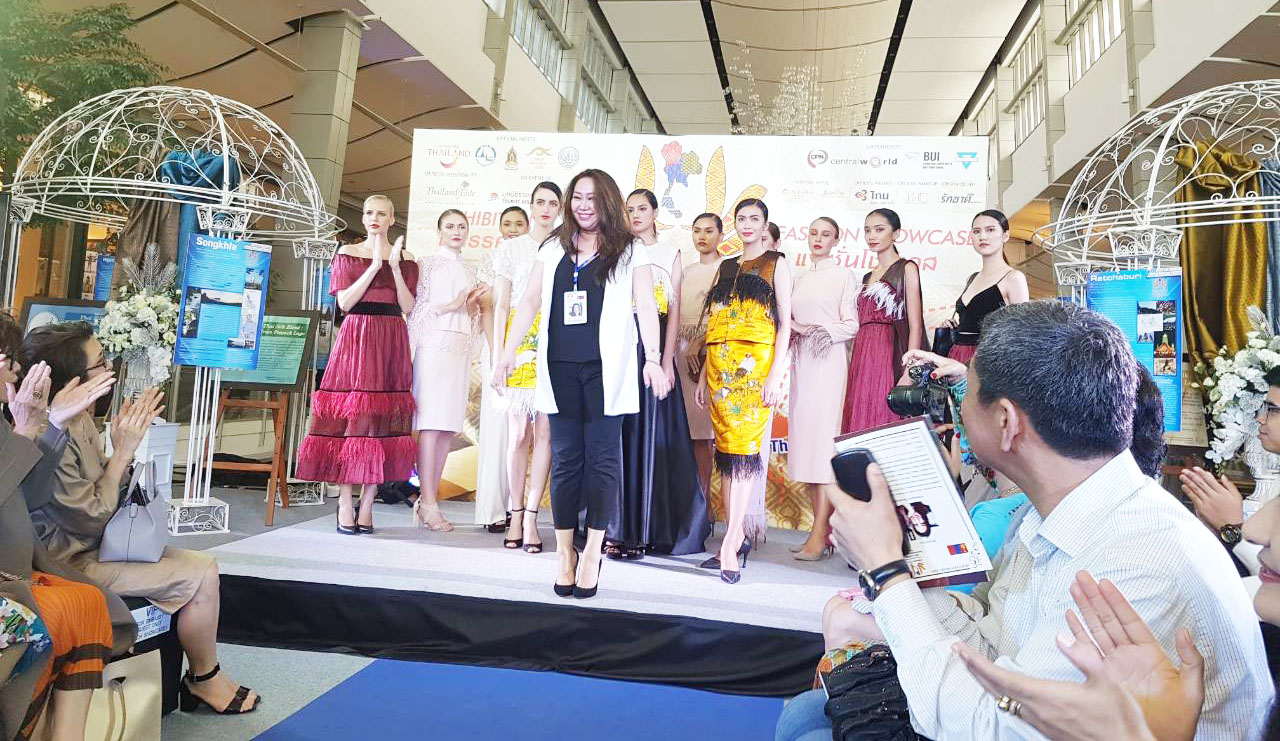 Дизайнер Б.Номунгэрэлийн тай торгоор урласан монгол дээл