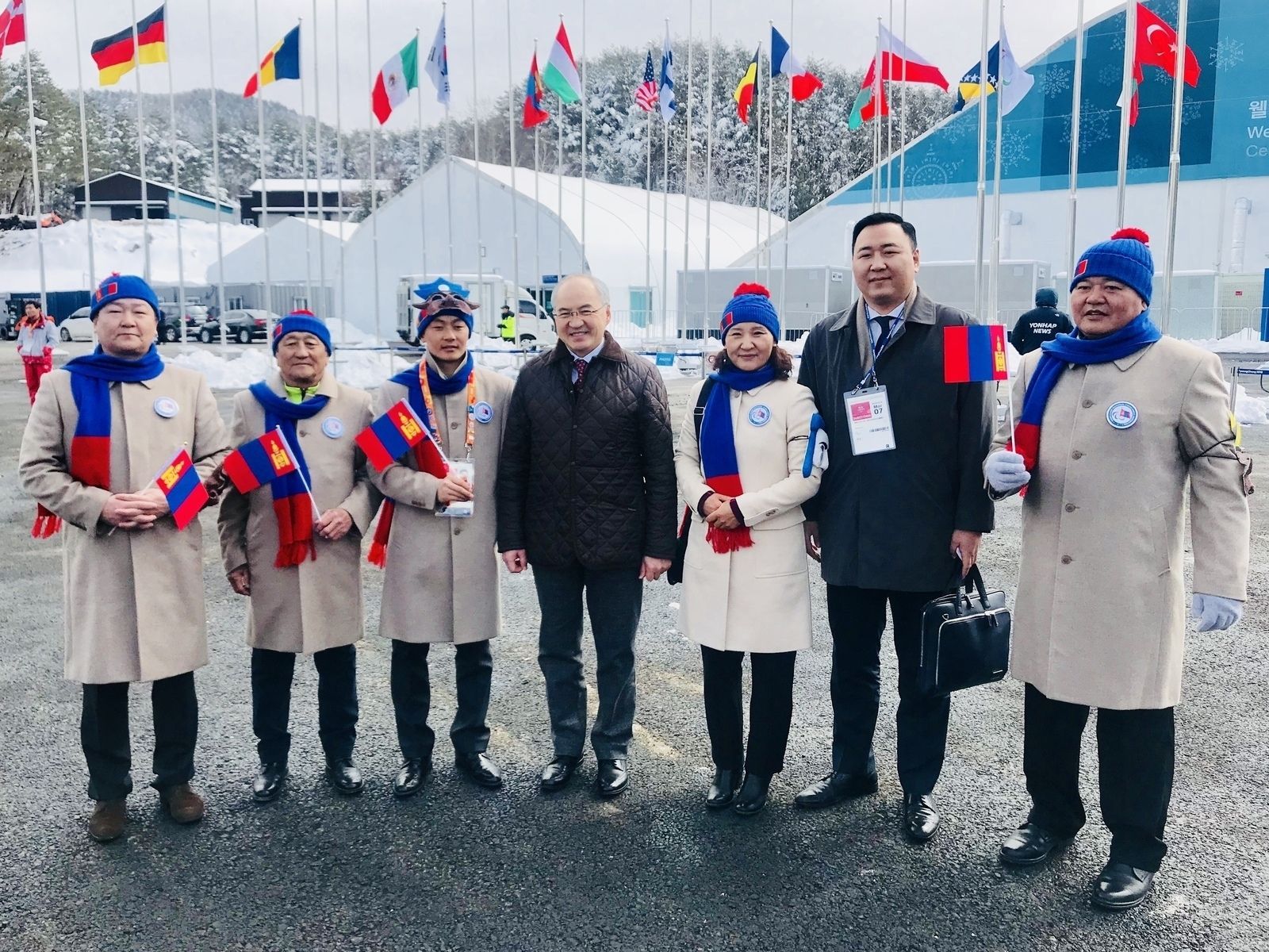 Паралимпийн хотхонд Монгол Улсын төрийн далбааг мандууллаа