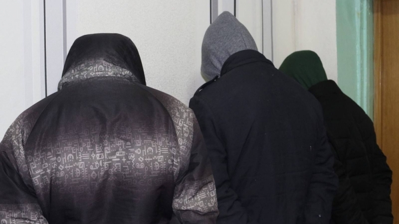 Шөнийн цагаар таксинд явахдаа эмэгтэй хүн дээрэмддэг бүлэг этгээдийг баривчилжээ