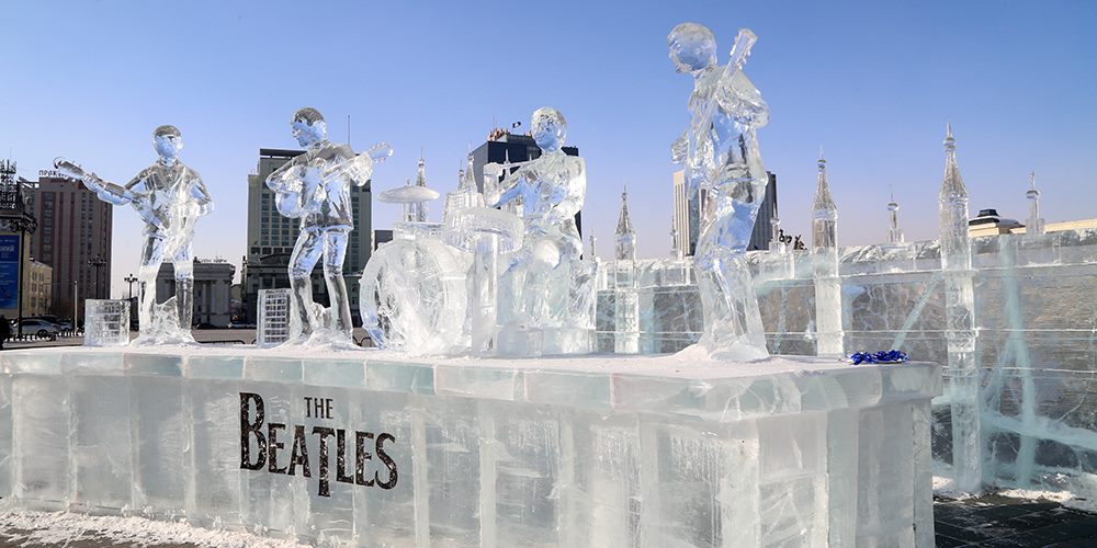 Д.Сүхбаатарын талбайд Их Британийн Парламентийн ордныг мөсөөр урлаж, байршууллаа