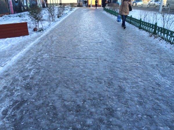 Хальтиргаа, гулгаа үүссэн зам талбайн мэдээллийг утсаар авч байна 