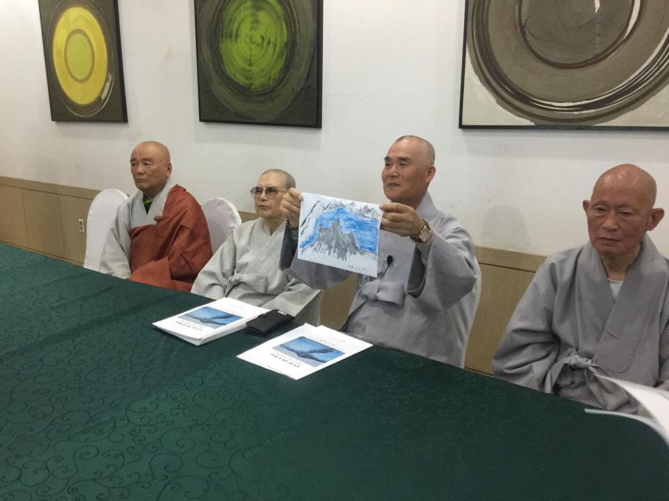 БНСУ-аас ирсэн Буддын шашны лам нар Чингис хааны булш байгаа гэх газарт залбирал үйлджээ