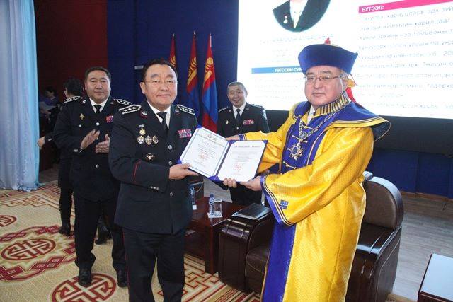 Академич Ж.Амарсанаад ХСИС-ийн “ХҮНДЭТ ПРОФЕССОР” цол олголоо