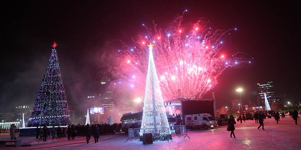 Төв талбайн сүлд модны гэрлийг асаалаа