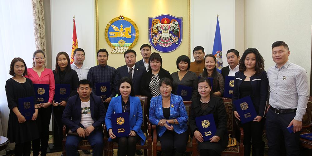 Хэвлэл мэдээллийн салбарын тэргүүний ажилтнуудыг шагнав