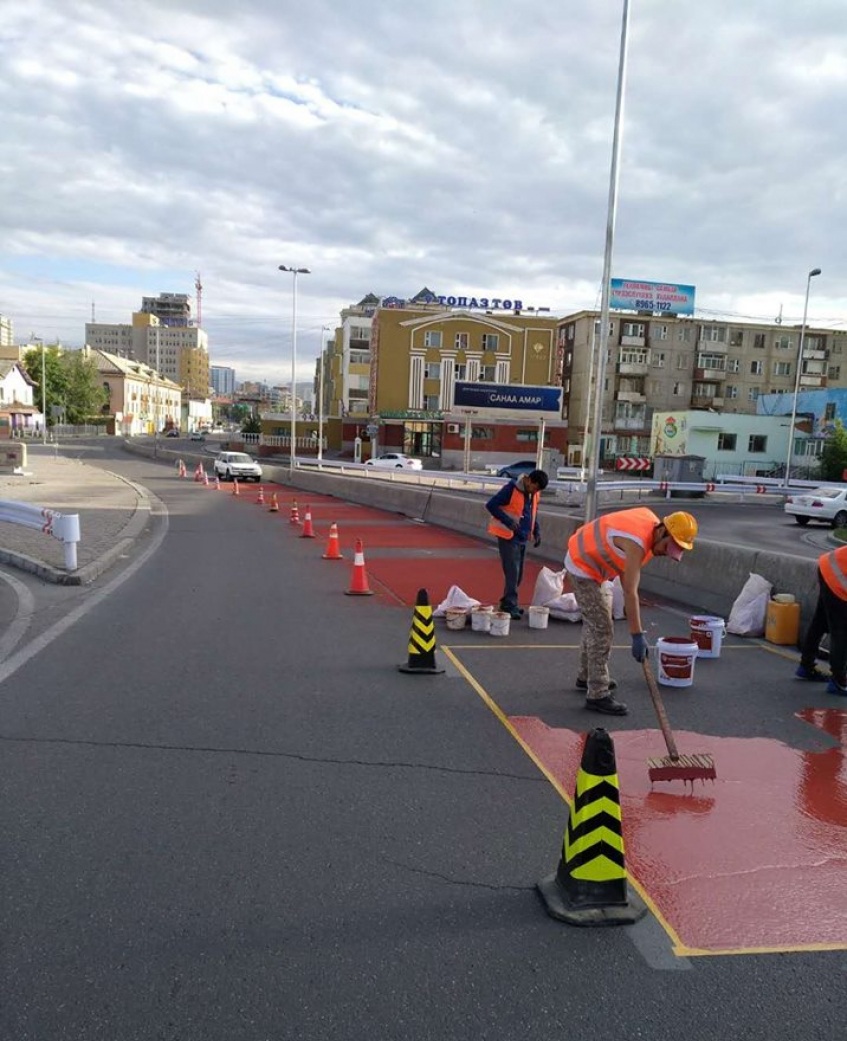 Халтиргаанаас хамгаалах өнгөт хучилтыг Нарны гүүр, Гэсэр сүмийн уулзвараас эхлэн хийж эхэллээ