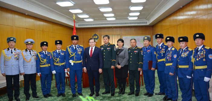 Отгонтэнгэрт гарсан ослын үеэр үүргээ амжилттай гүйцэтгэсэн алба хаагчдыг шагналаа