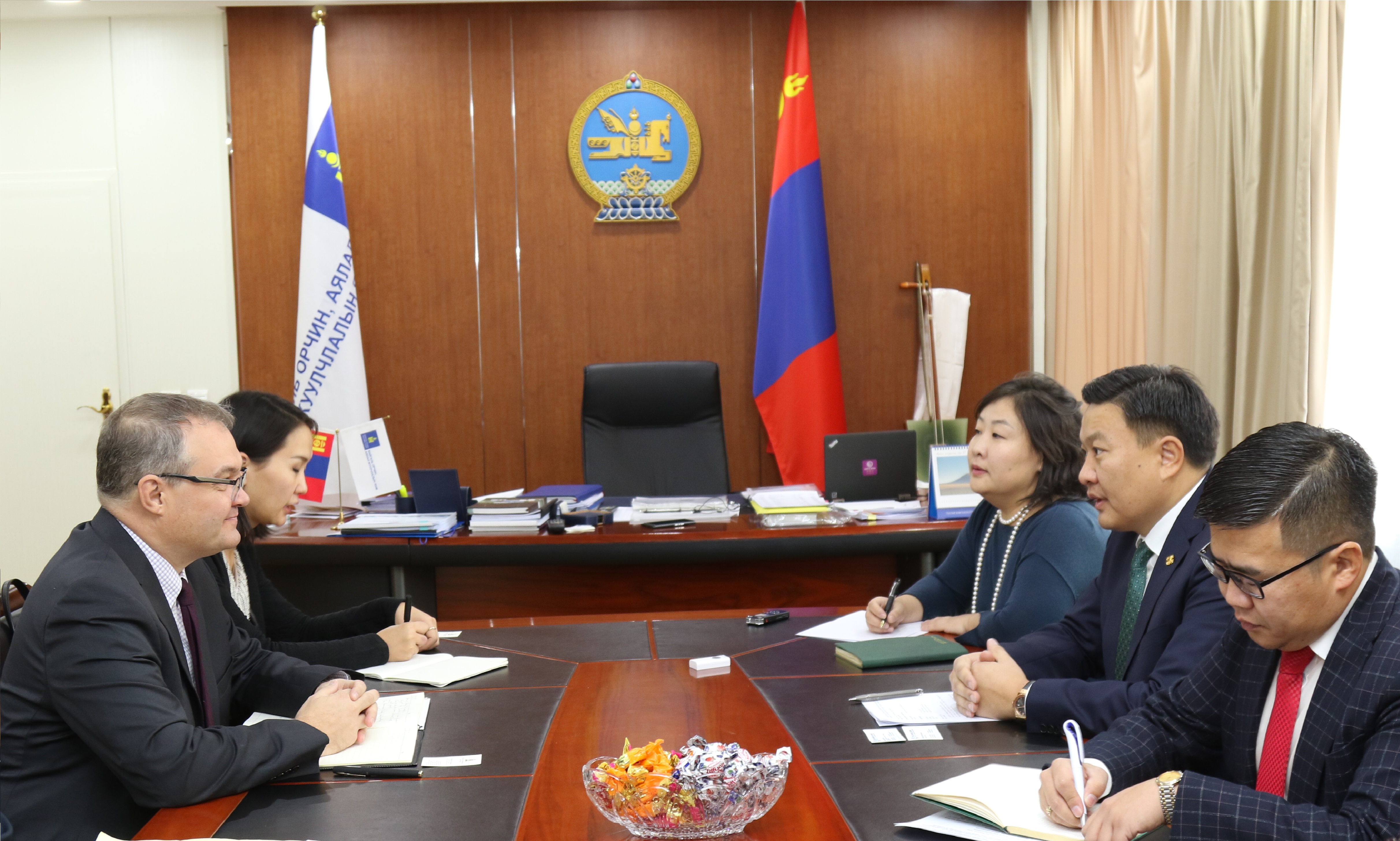 БОАЖ-ЫН САЙД Н.ЦЭРЭНБАТ ДЭЛХИЙН БАНКНЫ СУУРИН ТӨЛӨӨЛӨГЧИЙГ ХҮЛЭЭН АВЧ УУЛЗАВ