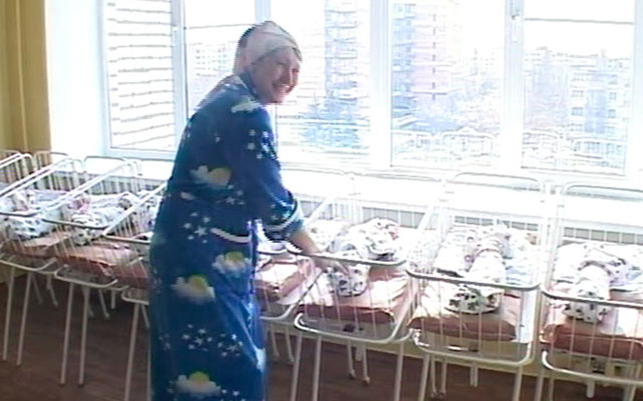 Арван ихэр хүүхэд төрүүлжээ