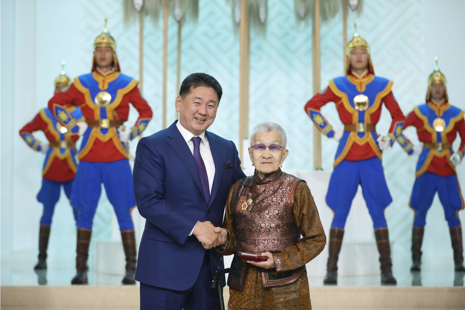 “Өнөр бүл” хүүхдийн төвийн хамт олонд төрийн дээд цол, одон, медаль хүртээв