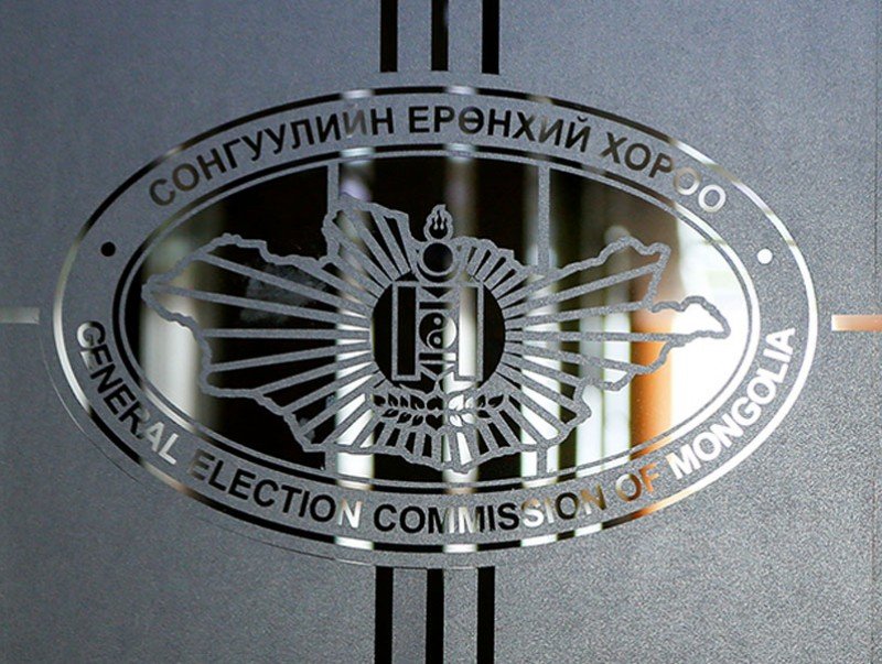 Монгол Улсын Ерөнхийлөгчид нэр дэвшигчдэд үнэмлэх гардуулав