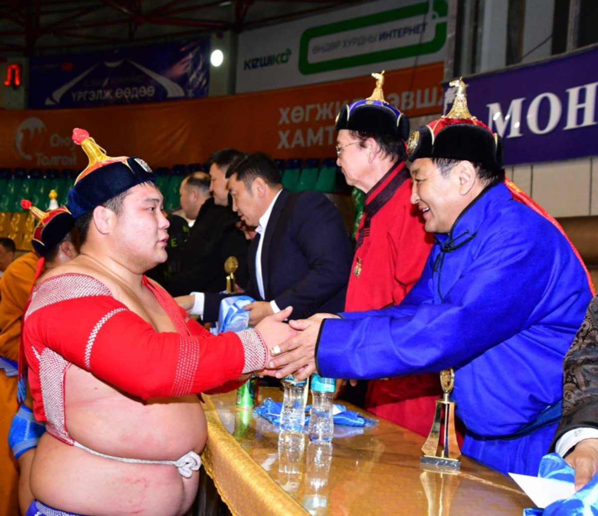 Аймаг, цэргийн цолтой бөхийн барилдаанд хурц арслан Н.Амгаланбаатар түрүүлэв