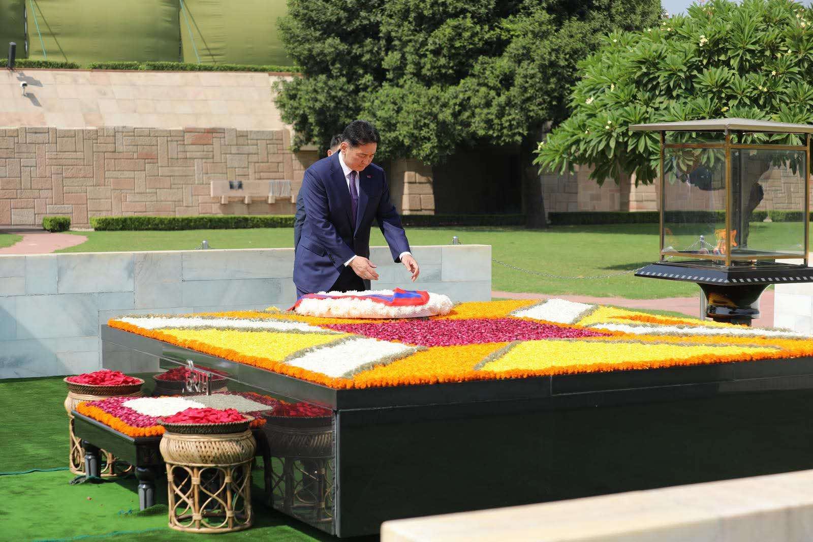 Монгол Улсын Ерөнхийлөгч У.Хүрэлсүх Махатма Ганди-гийн дурсгалын цогцолборт цэцэг өргөлөө